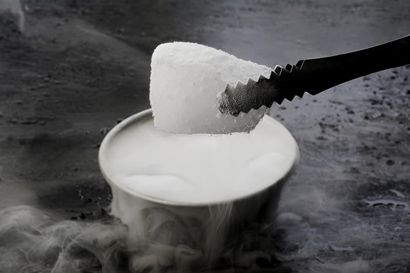 Dùng đá khô để đuổi muỗi