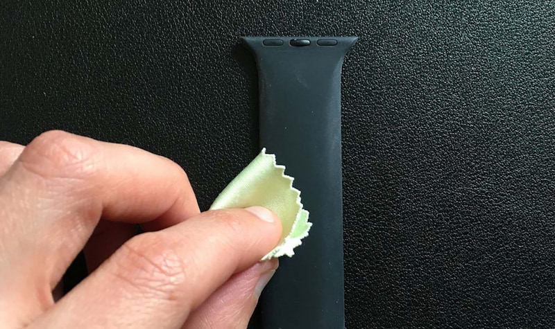 Dùng khăn mềm làm sạch dây Apple Watch làm bằng da