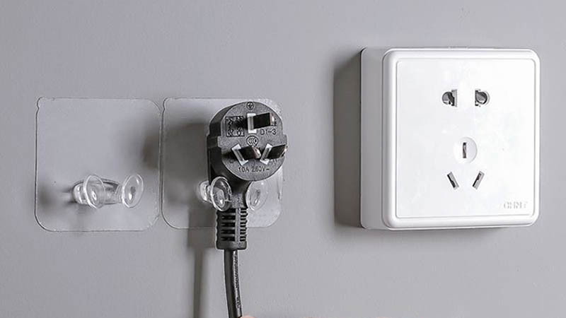 Dùng móc dán tường để cố định phích cắm 