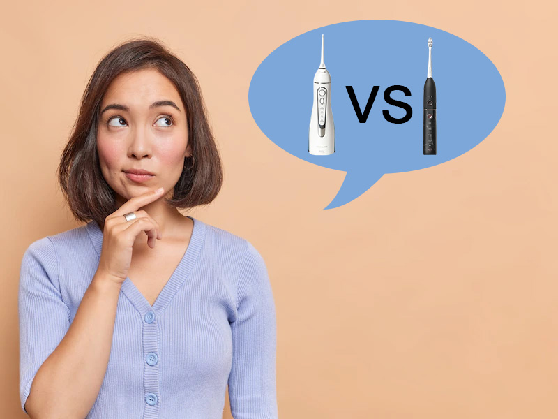 Dùng tăm nước hay bàn chải điện tốt hơn?