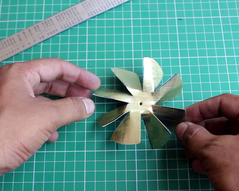 Dùng tay bẻ thành hình cánh quạt