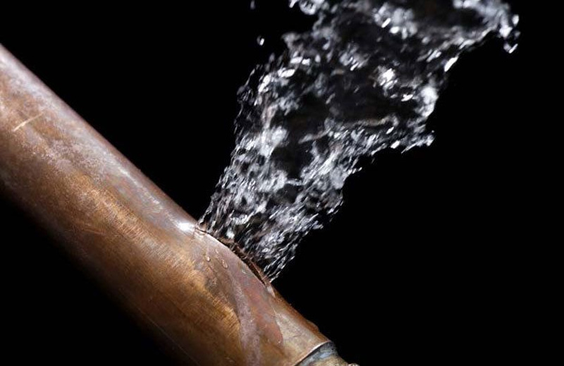 Rò rỉ nước ở đường ống, cút nối