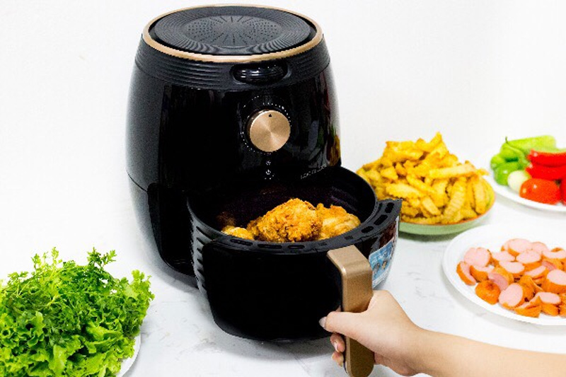 Giữ nồi bằng tay cầm an toàn