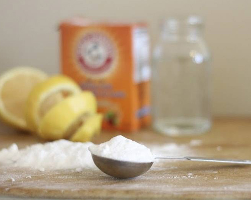 Hỗn hợp baking soda và giấm (hoặc chanh)