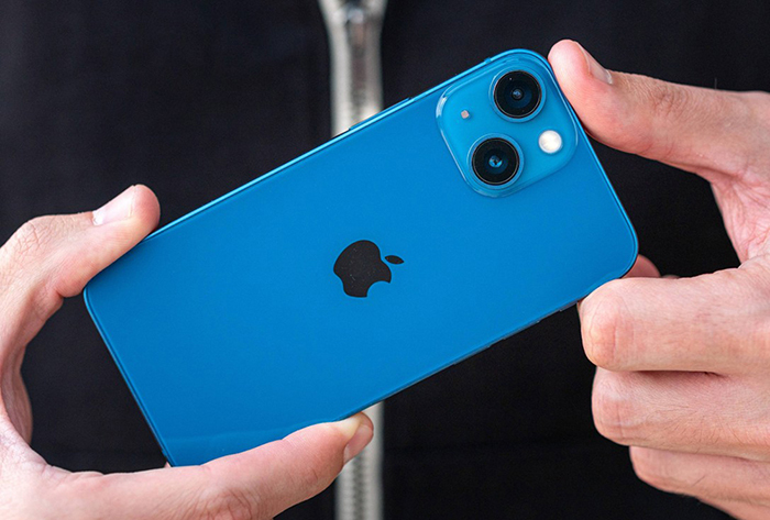 iPhone 13 mini 256GB với thiết kế nhỏ gọn, vuông vắn