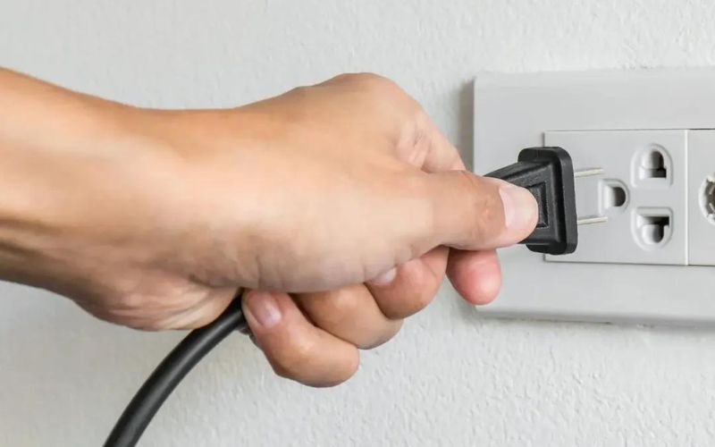 Kết nối với nguồn điện để khởi động máy chiếu