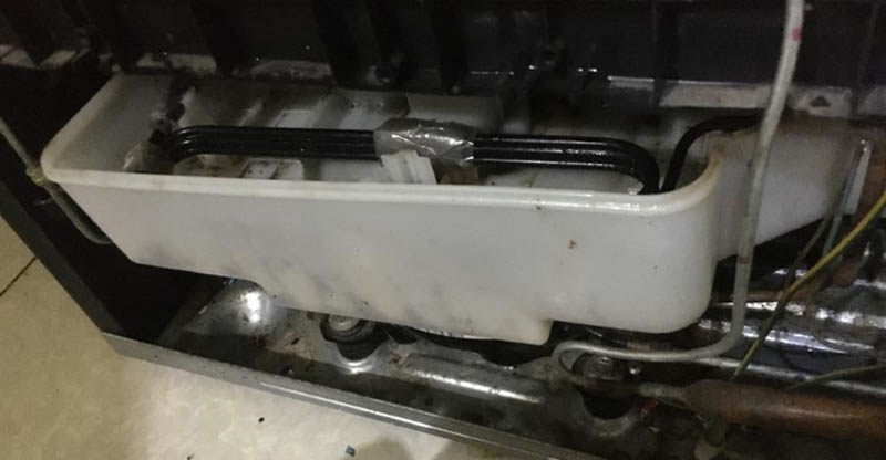 Khay có tác dụng đựng lượng nước dư thừa