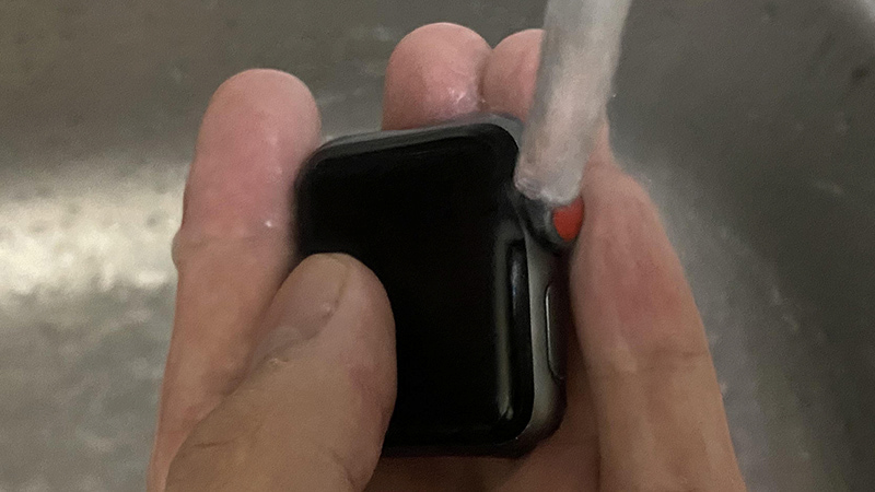 Làm sạch nút Digital Crown của Apple Watch