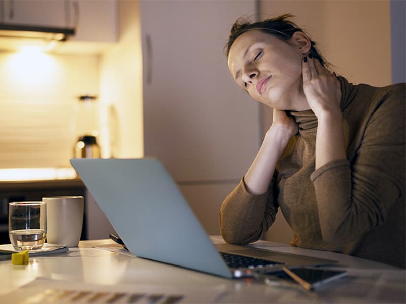 Làm việc nhiều trên máy tính dẫn đến mỏi cổ