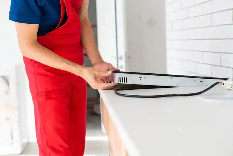 Lắp bếp vào vị trí vừa khoét