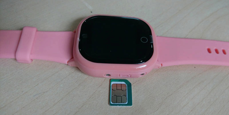 Lắp sim cho đồng hồ định vị trẻ em 