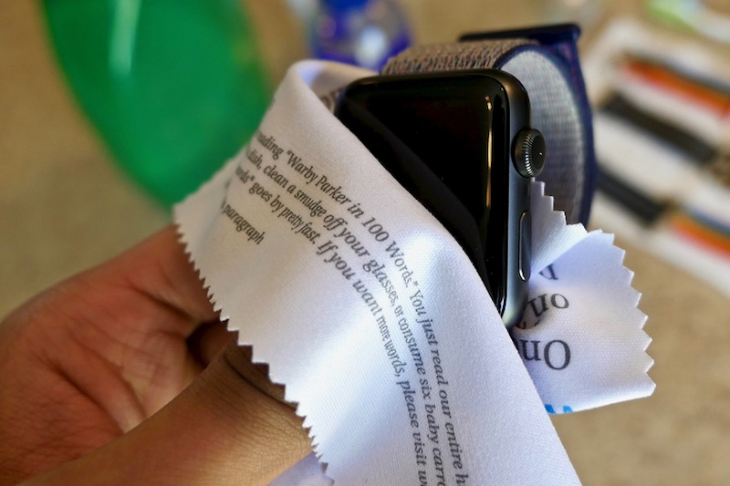 Lau sạch mặt Apple Watch bằng khăn mềm