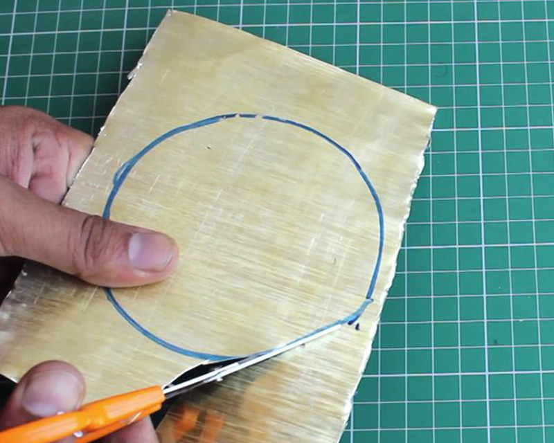Lấy kéo cắt hình tròn
