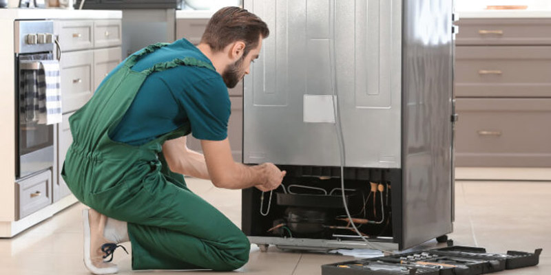 Liên hệ với trung tâm bảo dưỡng tủ lạnh uy tín để được hỗ trợ