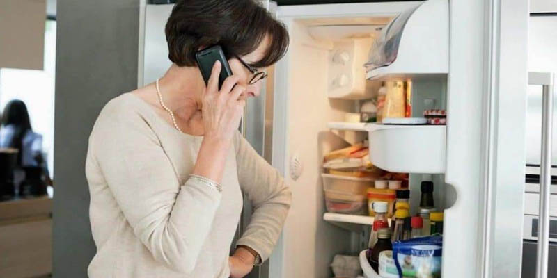 Lưu trữ quá nhiều thực phẩm bên cánh cửa