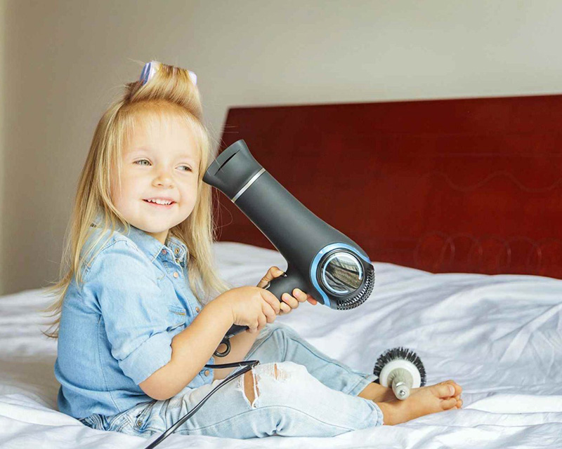 Lưu ý an toàn khi sấy tóc cho trẻ nhỏ
