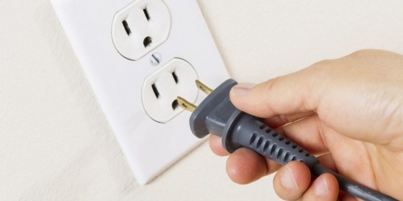 Ngắt kết nối với nguồn điện để khắc phục các lỗi thường gặp ở tivi Samsung