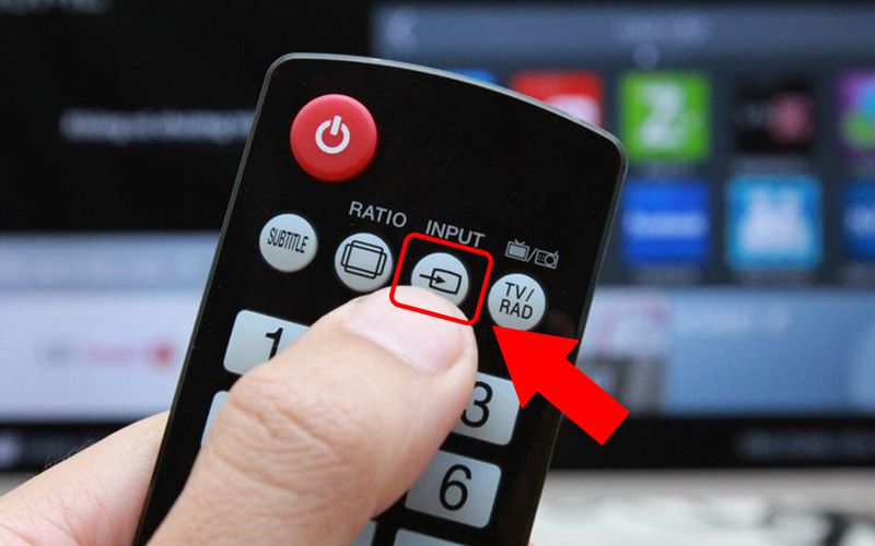 Nút chọn nguồn phát thường tích hợp trên remote
