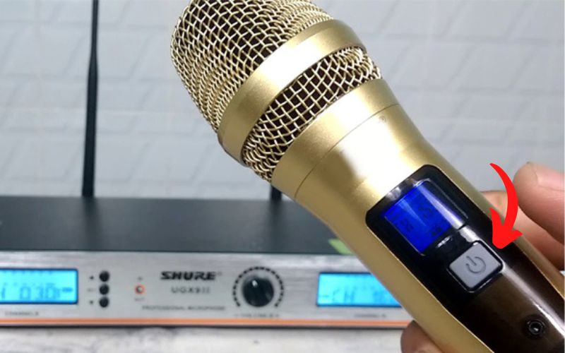 Nút Power trên micro thường nằm ngay dưới phần màn hình LED