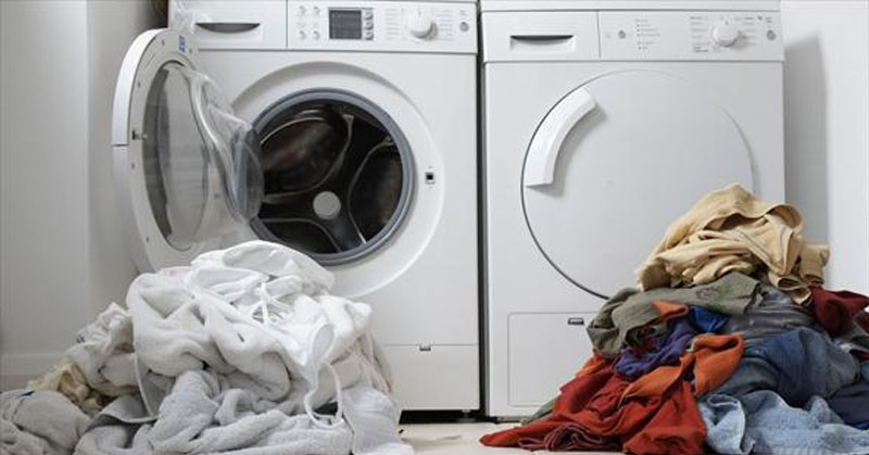 Phân loại quần áo trước khi đưa vào máy giặt
