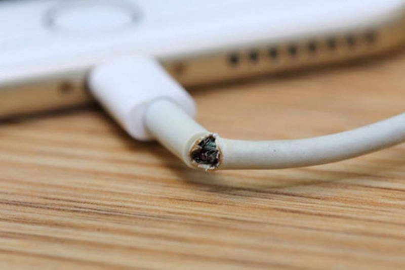 Màn hình điện thoại bị đen do cáp sạc bị hư không nạp pin được