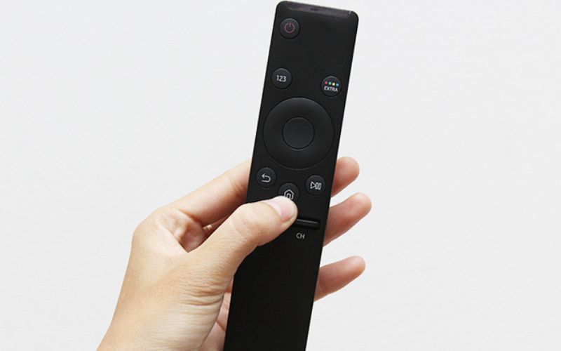 Thay pin cho remote và thử bật lại tivi