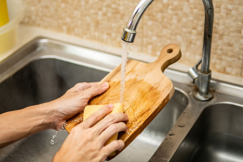 Rửa thớt với nước