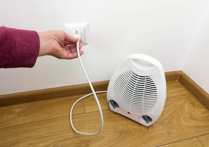 Rút đèn sưởi ra khỏi phích cắm khi không sử dụng