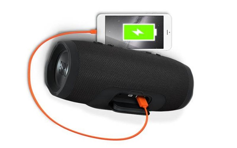Sạc đầy pin cho loa bluetooth trước khi sử dụng