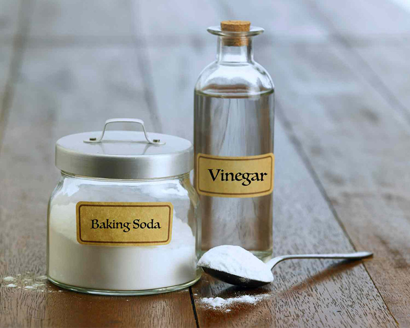 Sử dụng baking soda và giấm ăn