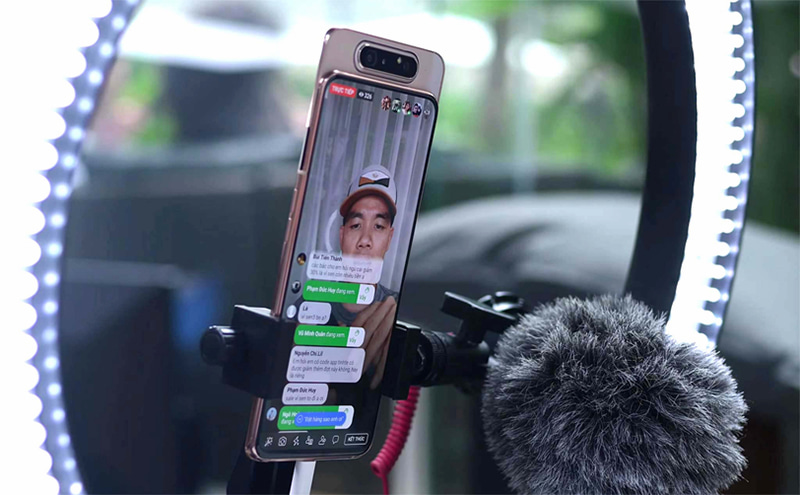 Sử dụng điện thoại có dung lượng pin lớn để livestream lâu dài