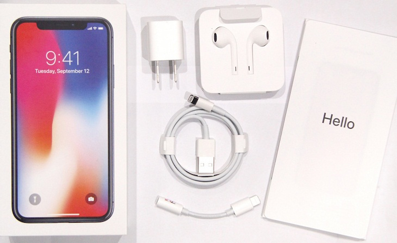 Xem xét phụ kiện đi kèm khi mua điện thoại iPhone hàng trưng bày 