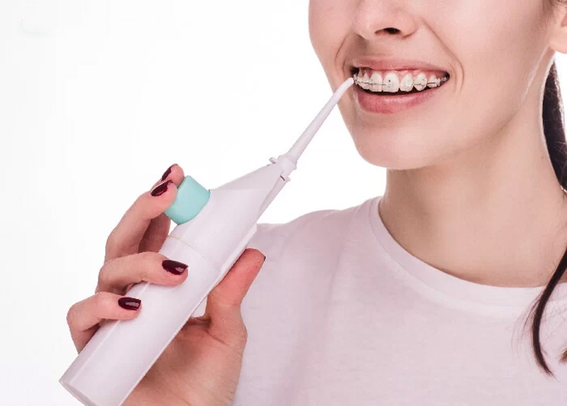 Tăm nước phù hợp cho người niềng răng