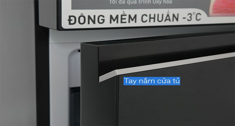 Tay nắm cửa tủ ẩn và mạ viền ánh kim sáng bóng.