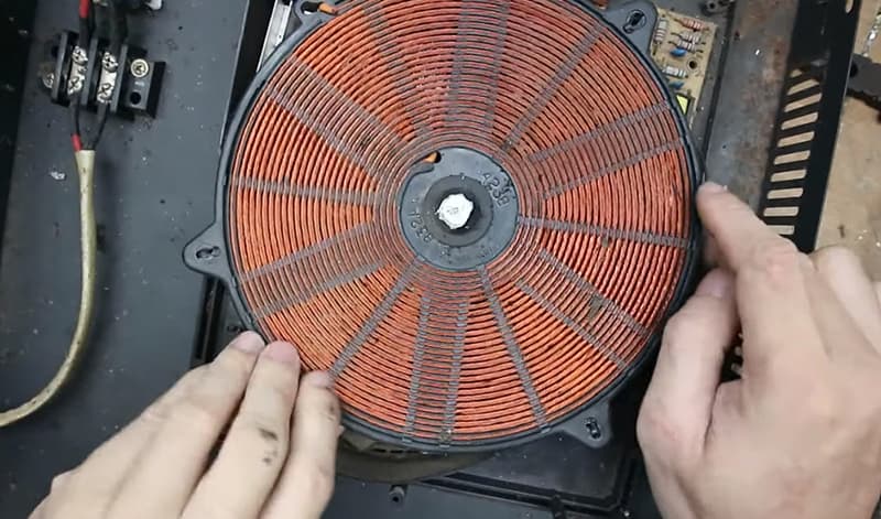 Tháo bếp từ và kiểm tra lỗi bên trong