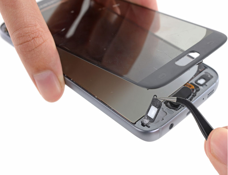 Thay màn hình để sửa lỗi màn hình xanh trên điện thoại Samsung