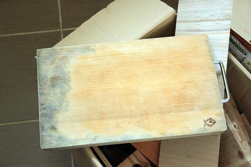 Thớt gỗ bị mốc đen
