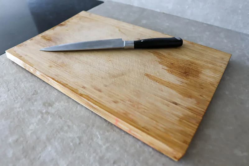 Thớt có nhiều vết xước