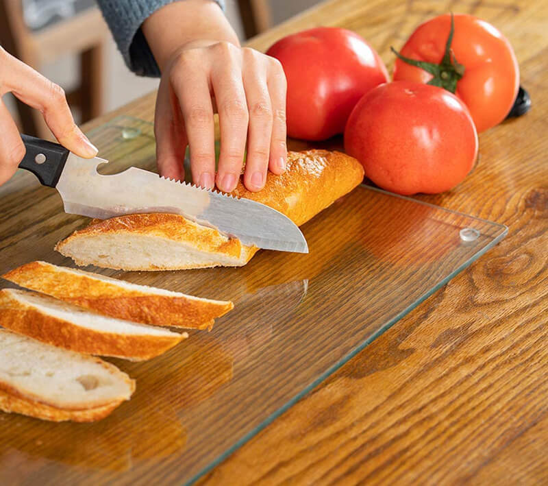 Thái bánh mì bằng thớt kính cường lực