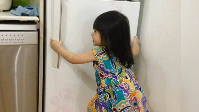 Trẻ em nghịch phá làm xệ cửa tủ