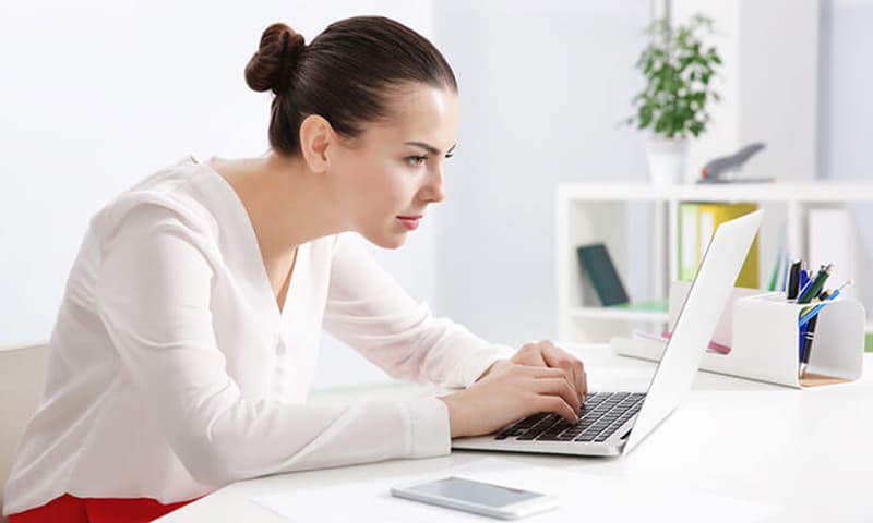 Tư thế ngồi sai thường thấy ở dân văn phòng