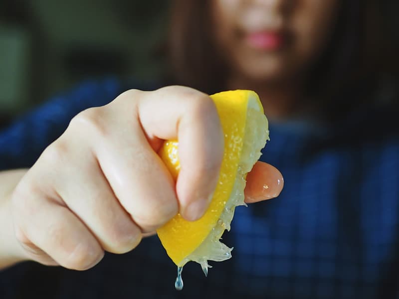 Vắt chanh lên mặt thớt