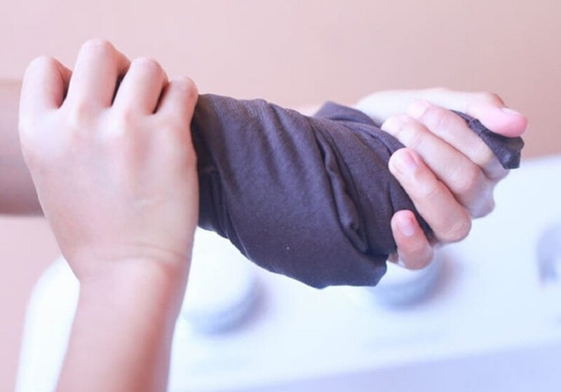 Vắt thật kỹ quần áo trước khi cho vào tủ sấy