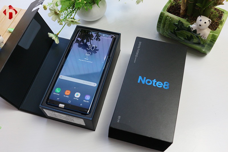 Sách hướng dẫn và khe chọc SIM