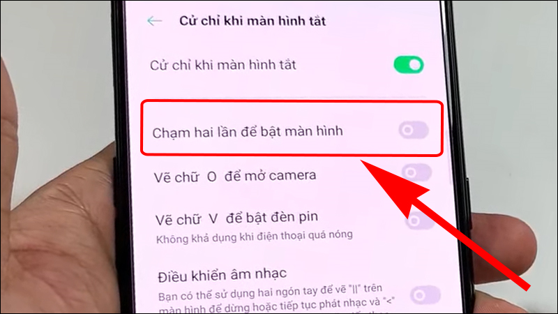 Vuốt ô vuông xanh để tắt tính năng Chạm hai lần để bật màn hình.