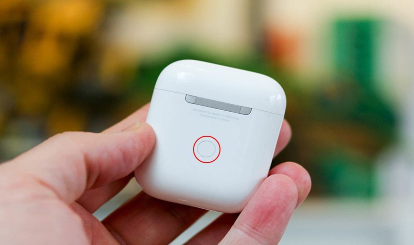 Nhấn nút sau AirPods để reset khi kết nối thất bại