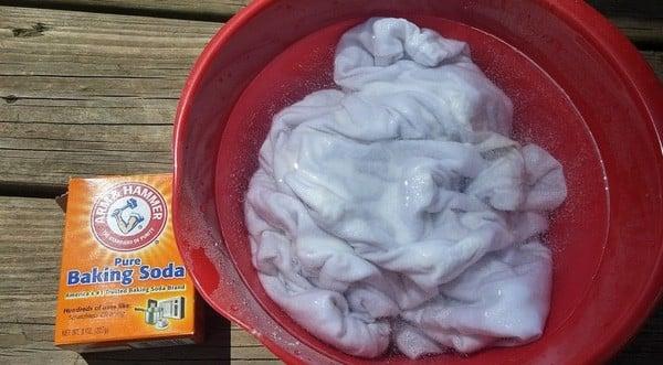 cach-tay-muc-but-bi-tren-ao-bang-Baking-Soda.jpg