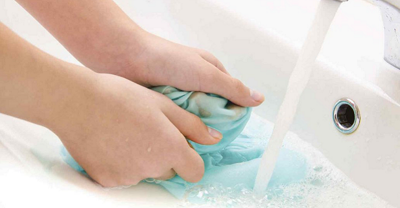 cách tẩy vết máu trên quần áo 