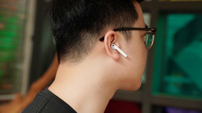 Tiến hành đeo tai nghe AirPods