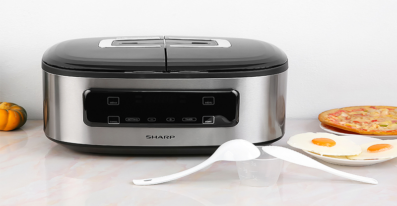 Nồi cơm điện đa năng 2 ngăn Sharp có thiết kế 2 nồi con và 2 xửng hấp đi kèm giúp tiết kiệm tối đa thời gian nấu nướng.